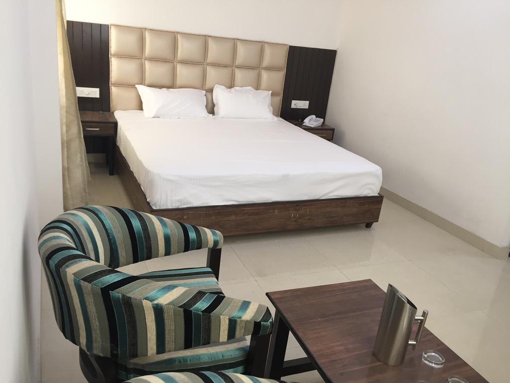 Hotel R V Regency Amritsar Exterior foto